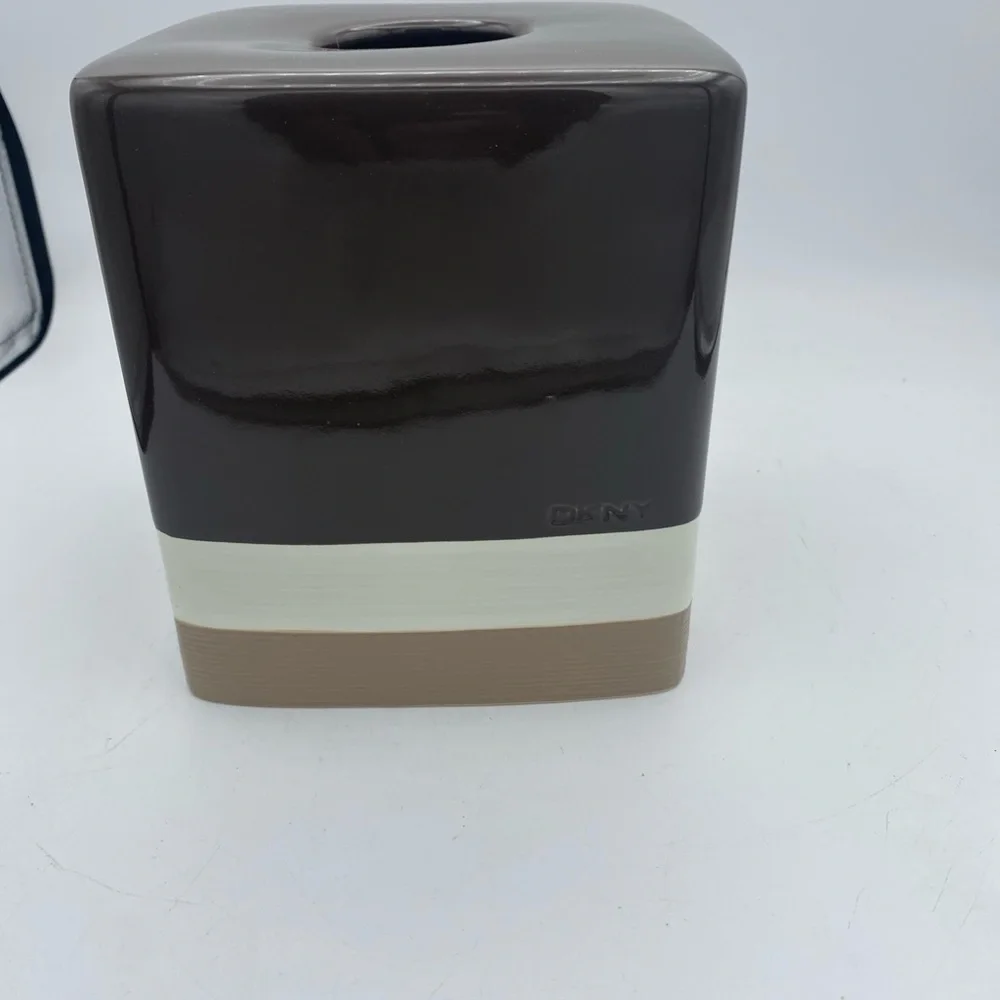 Bed Bath & Beyond Boutique DKNY Ceramic Tissue Box cover Brown & Tan